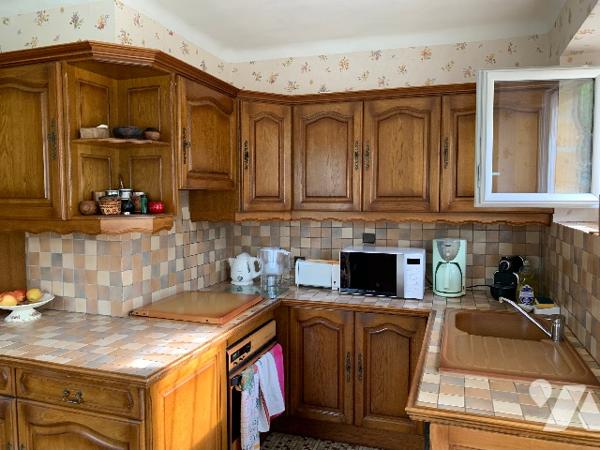 Maison de ville, avec véranda, un séjour double, une cuisine indépendante, deux chambres, un garage.