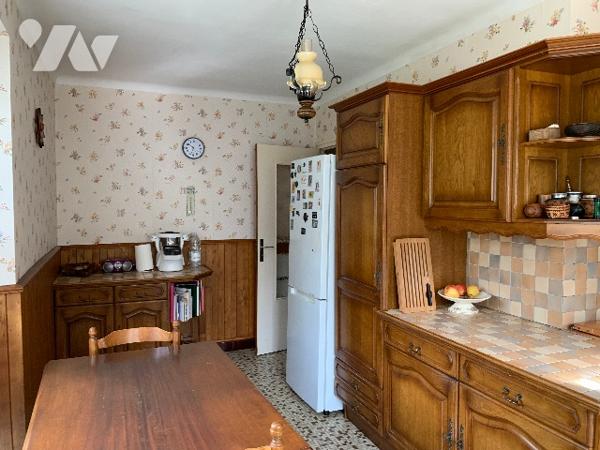 Maison de ville, avec véranda, un séjour double, une cuisine indépendante, deux chambres, un garage.