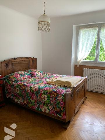 Maison de ville, avec véranda, un séjour double, une cuisine indépendante, deux chambres, un garage.