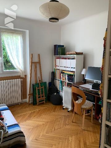 Maison de ville, avec véranda, un séjour double, une cuisine indépendante, deux chambres, un garage.