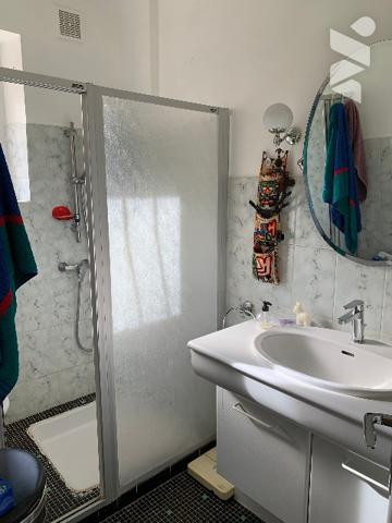 Maison de ville, avec véranda, un séjour double, une cuisine indépendante, deux chambres, un garage.