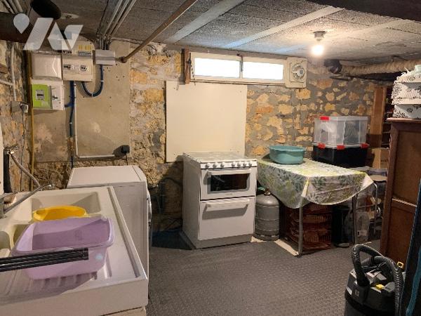 Maison de ville, avec véranda, un séjour double, une cuisine indépendante, deux chambres, un garage.