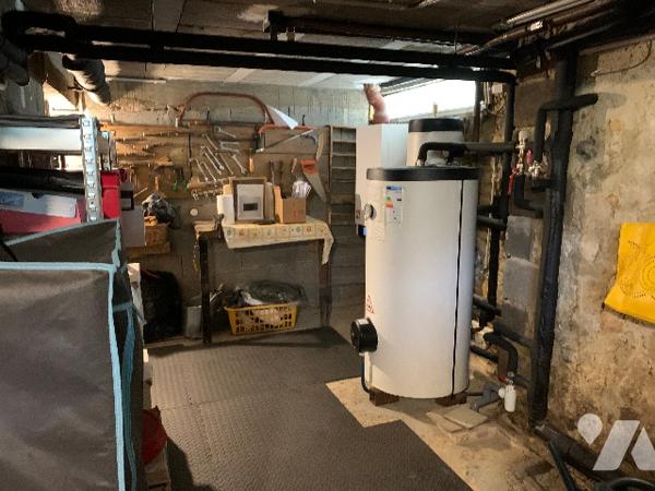 Maison de ville, avec véranda, un séjour double, une cuisine indépendante, deux chambres, un garage.