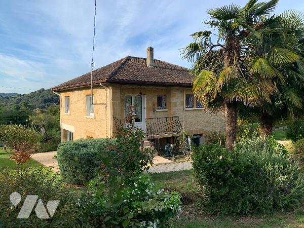 Maison de ville, avec véranda, un séjour double, une cuisine indépendante, deux chambres, un garage.