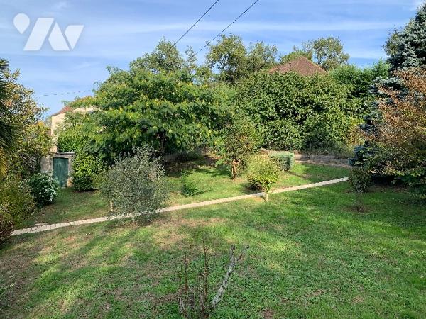 Maison de ville, avec véranda, un séjour double, une cuisine indépendante, deux chambres, un garage.
