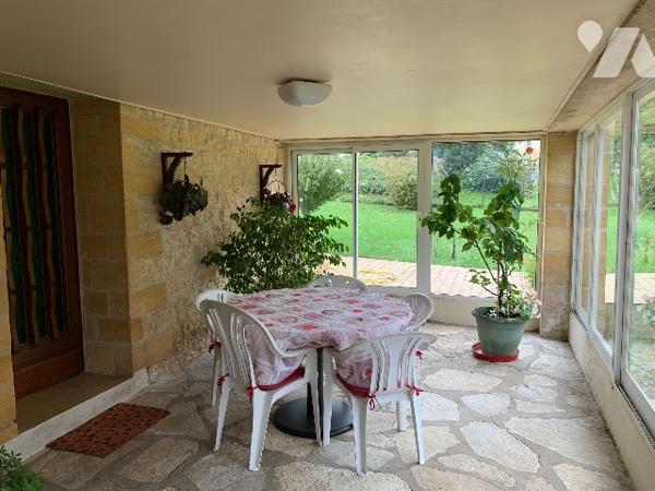 Maison de ville, avec véranda, un séjour double, une cuisine indépendante, deux chambres, un garage.