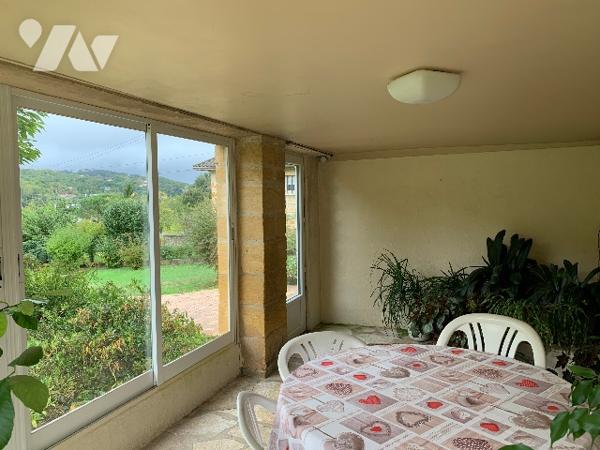 Maison de ville, avec véranda, un séjour double, une cuisine indépendante, deux chambres, un garage.