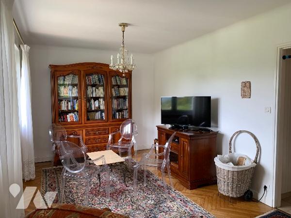 Maison de ville, avec véranda, un séjour double, une cuisine indépendante, deux chambres, un garage.