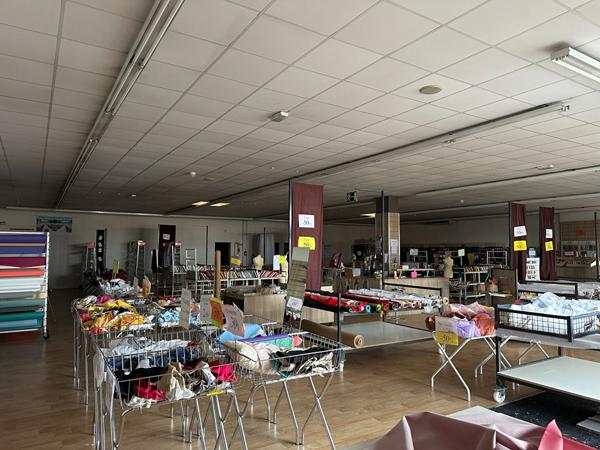 À LOUER, LOCAL COMMERCIAL 318 m² ZONE COMMERCIALE DES 4 ÂNES Rochefort