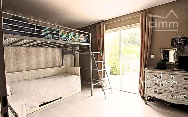 Cécilia Rivot vous présente à Biganos(33) cette magnifique villa T7  avec piscine et un studio indépendant.