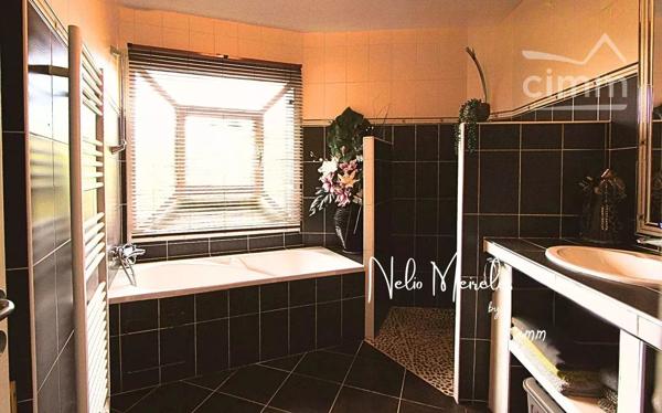 Cécilia Rivot vous présente à Biganos(33) cette magnifique villa T7  avec piscine et un studio indépendant.