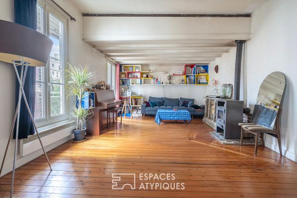 Triplex au dernier étage sur cour avec balcon