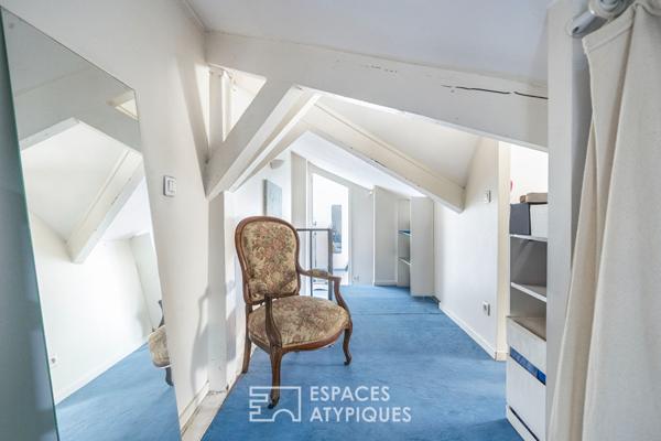 Triplex au dernier étage sur cour avec balcon