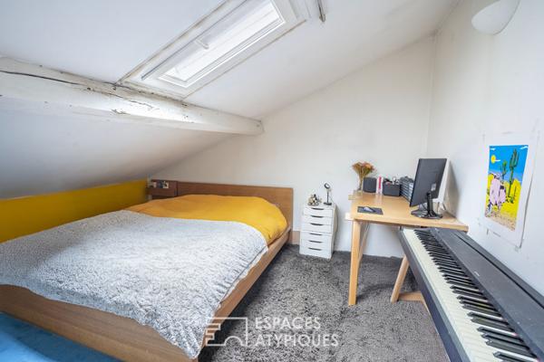 Triplex au dernier étage sur cour avec balcon