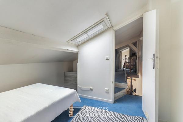 Triplex au dernier étage sur cour avec balcon