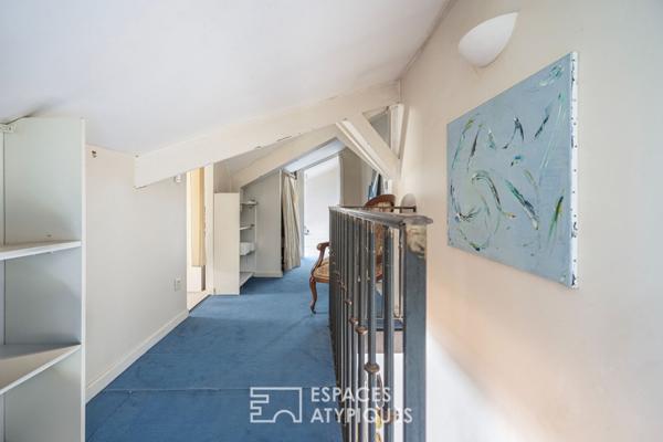 Triplex au dernier étage sur cour avec balcon