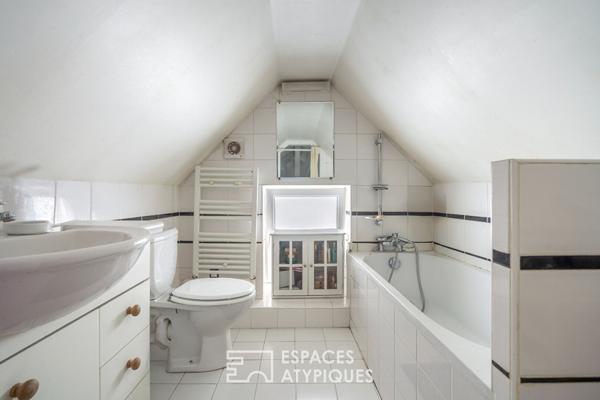 Triplex au dernier étage sur cour avec balcon