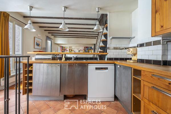 Triplex au dernier étage sur cour avec balcon