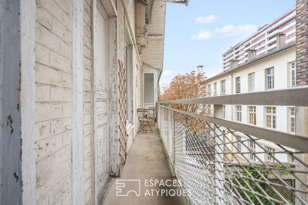 Triplex au dernier étage sur cour avec balcon