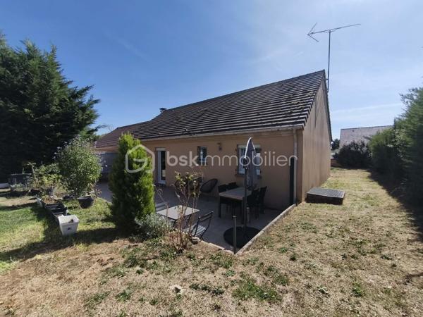 Saint-Martin-des-Champs, à seulement 5 minutes de La Ferté-Gaucher, découvrez cette maison de plain-pied construite en 2004, 4 chambres

Dès l'entrée, vous accédez à un espace de vie lumineux composé d'un séjour salle à manger, d'une cuisine ouverte et un cellier buanderie, quatre chambres ainsi qu'une salle de bain et des toilettes séparées. 

Implantée dans une impasse au calme, cette maison de plain-pied avec un DPE D est prête à vous accueillir pour une visite 

.