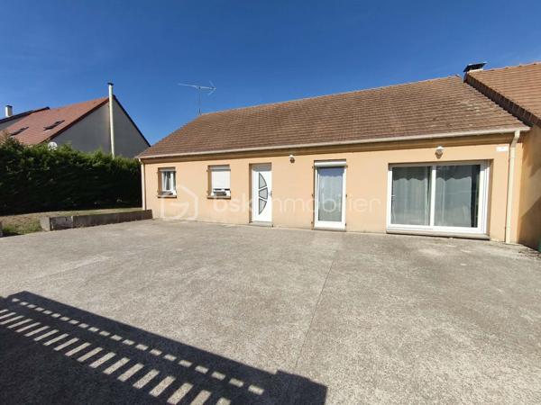 Saint-Martin-des-Champs, à seulement 5 minutes de La Ferté-Gaucher, découvrez cette maison de plain-pied construite en 2004, 4 chambres

Dès l'entrée, vous accédez à un espace de vie lumineux composé d'un séjour salle à manger, d'une cuisine ouverte et un cellier buanderie, quatre chambres ainsi qu'une salle de bain et des toilettes séparées. 

Implantée dans une impasse au calme, cette maison de plain-pied avec un DPE D est prête à vous accueillir pour une visite 

.