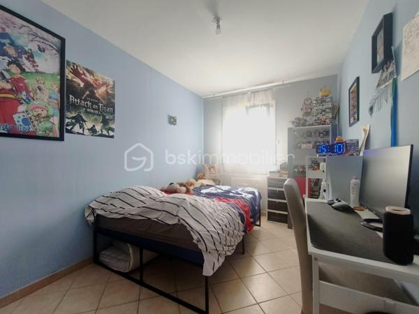 Saint-Martin-des-Champs, à seulement 5 minutes de La Ferté-Gaucher, découvrez cette maison de plain-pied construite en 2004, 4 chambres

Dès l'entrée, vous accédez à un espace de vie lumineux composé d'un séjour salle à manger, d'une cuisine ouverte et un cellier buanderie, quatre chambres ainsi qu'une salle de bain et des toilettes séparées. 

Implantée dans une impasse au calme, cette maison de plain-pied avec un DPE D est prête à vous accueillir pour une visite 

.