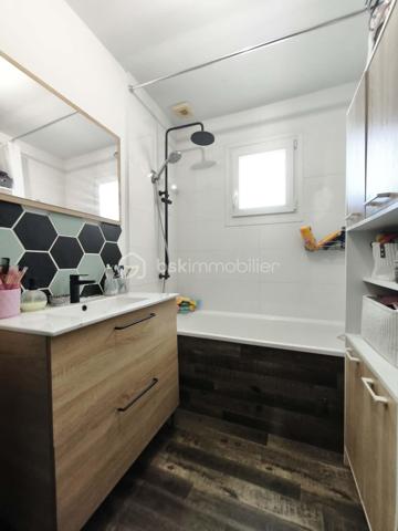 Saint-Martin-des-Champs, à seulement 5 minutes de La Ferté-Gaucher, découvrez cette maison de plain-pied construite en 2004, 4 chambres

Dès l'entrée, vous accédez à un espace de vie lumineux composé d'un séjour salle à manger, d'une cuisine ouverte et un cellier buanderie, quatre chambres ainsi qu'une salle de bain et des toilettes séparées. 

Implantée dans une impasse au calme, cette maison de plain-pied avec un DPE D est prête à vous accueillir pour une visite 

.