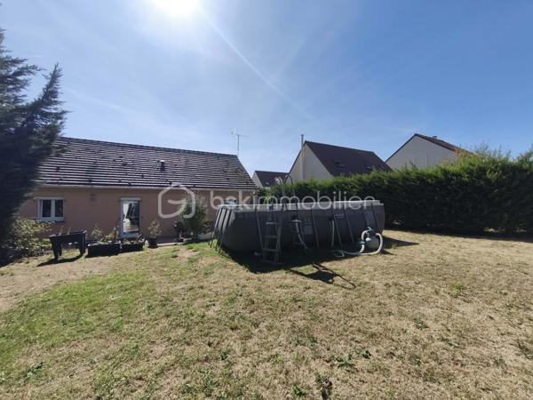 Saint-Martin-des-Champs, à seulement 5 minutes de La Ferté-Gaucher, découvrez cette maison de plain-pied construite en 2004, 4 chambres

Dès l'entrée, vous accédez à un espace de vie lumineux composé d'un séjour salle à manger, d'une cuisine ouverte et un cellier buanderie, quatre chambres ainsi qu'une salle de bain et des toilettes séparées. 

Implantée dans une impasse au calme, cette maison de plain-pied avec un DPE D est prête à vous accueillir pour une visite 

.