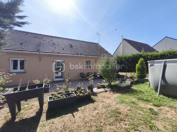Saint-Martin-des-Champs, à seulement 5 minutes de La Ferté-Gaucher, découvrez cette maison de plain-pied construite en 2004, 4 chambres

Dès l'entrée, vous accédez à un espace de vie lumineux composé d'un séjour salle à manger, d'une cuisine ouverte et un cellier buanderie, quatre chambres ainsi qu'une salle de bain et des toilettes séparées. 

Implantée dans une impasse au calme, cette maison de plain-pied avec un DPE D est prête à vous accueillir pour une visite 

.