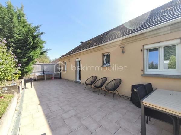 Saint-Martin-des-Champs, à seulement 5 minutes de La Ferté-Gaucher, découvrez cette maison de plain-pied construite en 2004, 4 chambres

Dès l'entrée, vous accédez à un espace de vie lumineux composé d'un séjour salle à manger, d'une cuisine ouverte et un cellier buanderie, quatre chambres ainsi qu'une salle de bain et des toilettes séparées. 

Implantée dans une impasse au calme, cette maison de plain-pied avec un DPE D est prête à vous accueillir pour une visite 

.