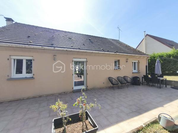 Saint-Martin-des-Champs, à seulement 5 minutes de La Ferté-Gaucher, découvrez cette maison de plain-pied construite en 2004, 4 chambres

Dès l'entrée, vous accédez à un espace de vie lumineux composé d'un séjour salle à manger, d'une cuisine ouverte et un cellier buanderie, quatre chambres ainsi qu'une salle de bain et des toilettes séparées. 

Implantée dans une impasse au calme, cette maison de plain-pied avec un DPE D est prête à vous accueillir pour une visite 

.