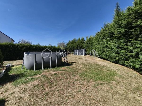 Saint-Martin-des-Champs, à seulement 5 minutes de La Ferté-Gaucher, découvrez cette maison de plain-pied construite en 2004, 4 chambres

Dès l'entrée, vous accédez à un espace de vie lumineux composé d'un séjour salle à manger, d'une cuisine ouverte et un cellier buanderie, quatre chambres ainsi qu'une salle de bain et des toilettes séparées. 

Implantée dans une impasse au calme, cette maison de plain-pied avec un DPE D est prête à vous accueillir pour une visite 

.