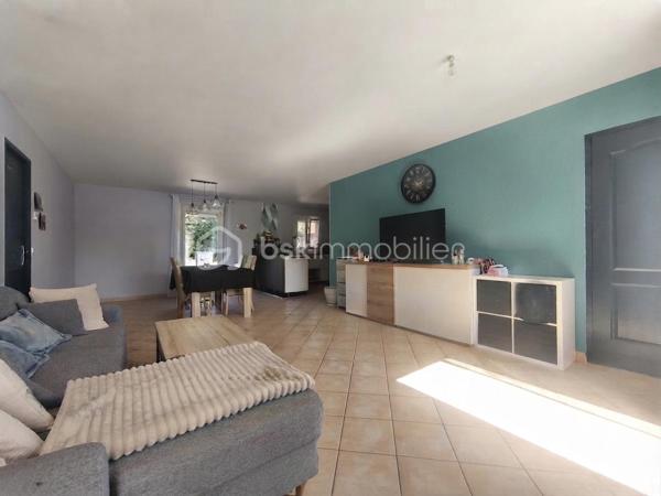 Saint-Martin-des-Champs, à seulement 5 minutes de La Ferté-Gaucher, découvrez cette maison de plain-pied construite en 2004, 4 chambres

Dès l'entrée, vous accédez à un espace de vie lumineux composé d'un séjour salle à manger, d'une cuisine ouverte et un cellier buanderie, quatre chambres ainsi qu'une salle de bain et des toilettes séparées. 

Implantée dans une impasse au calme, cette maison de plain-pied avec un DPE D est prête à vous accueillir pour une visite 

.