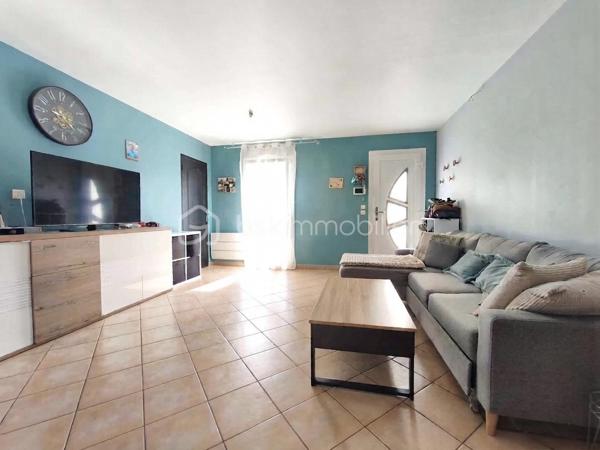 Saint-Martin-des-Champs, à seulement 5 minutes de La Ferté-Gaucher, découvrez cette maison de plain-pied construite en 2004, 4 chambres

Dès l'entrée, vous accédez à un espace de vie lumineux composé d'un séjour salle à manger, d'une cuisine ouverte et un cellier buanderie, quatre chambres ainsi qu'une salle de bain et des toilettes séparées. 

Implantée dans une impasse au calme, cette maison de plain-pied avec un DPE D est prête à vous accueillir pour une visite 

.