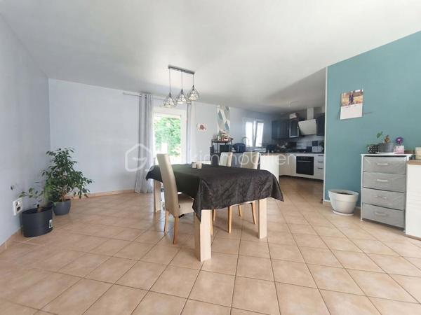 Saint-Martin-des-Champs, à seulement 5 minutes de La Ferté-Gaucher, découvrez cette maison de plain-pied construite en 2004, 4 chambres

Dès l'entrée, vous accédez à un espace de vie lumineux composé d'un séjour salle à manger, d'une cuisine ouverte et un cellier buanderie, quatre chambres ainsi qu'une salle de bain et des toilettes séparées. 

Implantée dans une impasse au calme, cette maison de plain-pied avec un DPE D est prête à vous accueillir pour une visite 

.