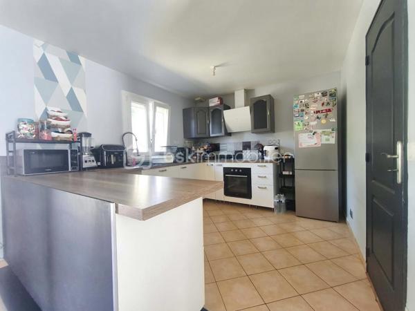Saint-Martin-des-Champs, à seulement 5 minutes de La Ferté-Gaucher, découvrez cette maison de plain-pied construite en 2004, 4 chambres

Dès l'entrée, vous accédez à un espace de vie lumineux composé d'un séjour salle à manger, d'une cuisine ouverte et un cellier buanderie, quatre chambres ainsi qu'une salle de bain et des toilettes séparées. 

Implantée dans une impasse au calme, cette maison de plain-pied avec un DPE D est prête à vous accueillir pour une visite 

.