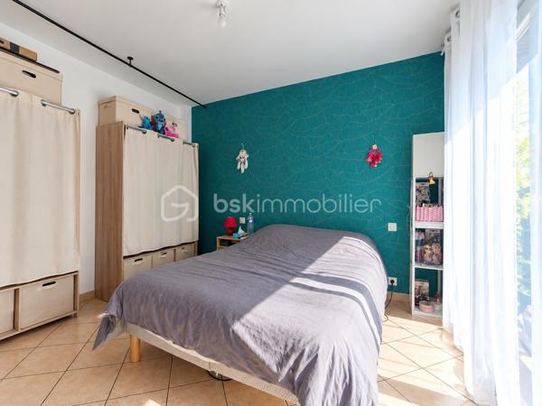 Saint-Martin-des-Champs, à seulement 5 minutes de La Ferté-Gaucher, découvrez cette maison de plain-pied construite en 2004, 4 chambres

Dès l'entrée, vous accédez à un espace de vie lumineux composé d'un séjour salle à manger, d'une cuisine ouverte et un cellier buanderie, quatre chambres ainsi qu'une salle de bain et des toilettes séparées. 

Implantée dans une impasse au calme, cette maison de plain-pied avec un DPE D est prête à vous accueillir pour une visite 

.
