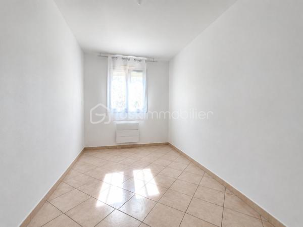 Saint-Martin-des-Champs, à seulement 5 minutes de La Ferté-Gaucher, découvrez cette maison de plain-pied construite en 2004, 4 chambres

Dès l'entrée, vous accédez à un espace de vie lumineux composé d'un séjour salle à manger, d'une cuisine ouverte et un cellier buanderie, quatre chambres ainsi qu'une salle de bain et des toilettes séparées. 

Implantée dans une impasse au calme, cette maison de plain-pied avec un DPE D est prête à vous accueillir pour une visite 

.