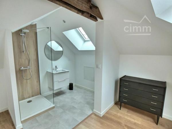 Appartement meublé en duplex à louer à Saint-Lambert-du-Lattay, à proximité des commodités du village.