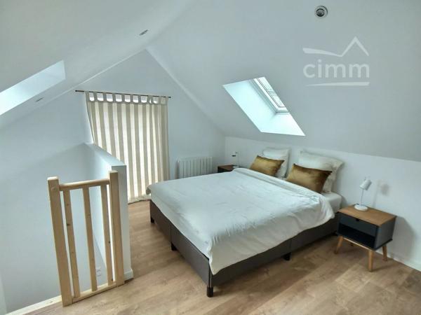 Appartement meublé en duplex à louer à Saint-Lambert-du-Lattay, à proximité des commodités du village.