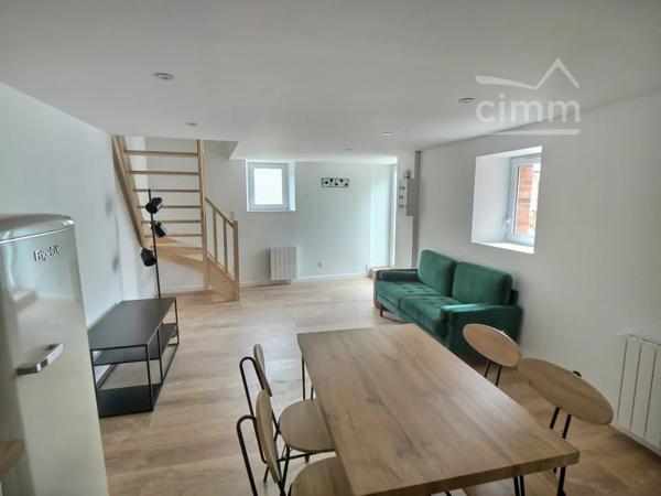 Appartement meublé en duplex à louer à Saint-Lambert-du-Lattay, à proximité des commodités du village.