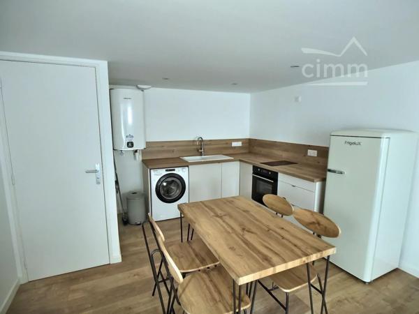 Appartement meublé en duplex à louer à Saint-Lambert-du-Lattay, à proximité des commodités du village.