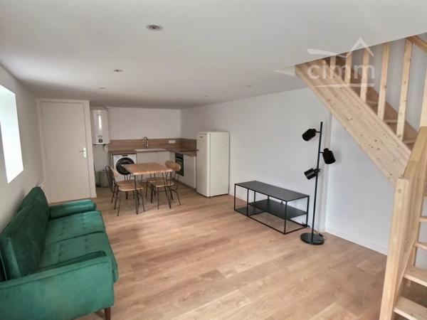 Appartement meublé en duplex à louer à Saint-Lambert-du-Lattay, à proximité des commodités du village.