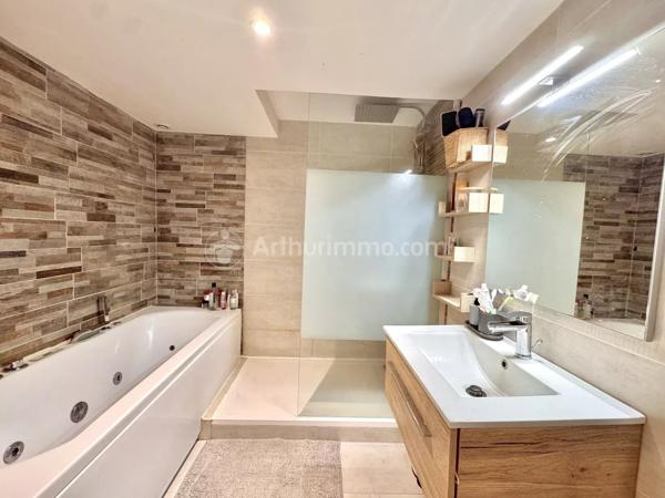Vente                                                      Appartement
                        
                     3 pièces                      75 m2                     à Clermont-Ferrand