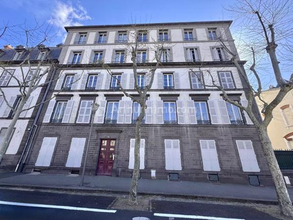 Vente                                                      Appartement
                        
                     3 pièces                      75 m2                     à Clermont-Ferrand