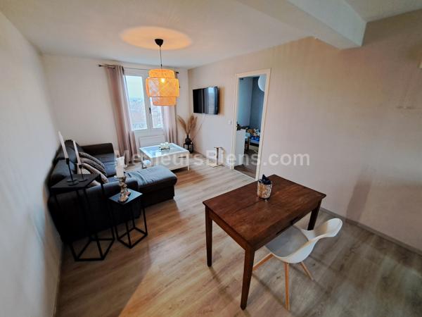 Appartement type III, balcon, parking privatif, grenier, cave.