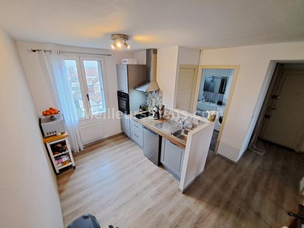 Appartement type III, balcon, parking privatif, grenier, cave.