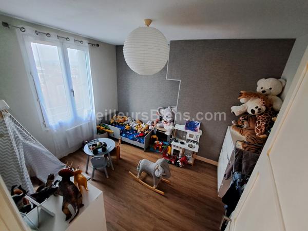 Appartement type III, balcon, parking privatif, grenier, cave.