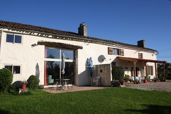 Maison traditionnelle en pierre à vendre à Montazeau - 6 chambres, 239 m²