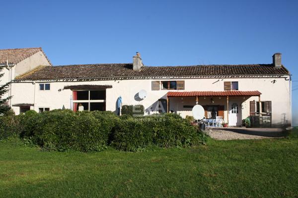 Maison traditionnelle en pierre à vendre à Montazeau - 6 chambres, 239 m²